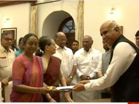 ವಿಪಕ್ಷಗಳ ಅಭ್ಯರ್ಥಿ ಮೀರಾ ಕುಮಾರ್ ನಾಮಪತ್ರ ಸಲ್ಲಿಕೆ