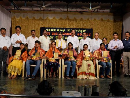 ಸುರತ್ಕಲ್ ಬಂಟರ ಭವನದಲ್ಲಿ ವಿದ್ಯಾರ್ಥಿ ವೇತನ ವಿತರಣೆ