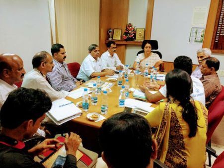 ಗಿನ್ನಿಸ್ ದಾಖಲೆಗಾಗಿ ವಿಧಾನಸೌಧದ ಮುಂದೆ ಶೀರ್ಷಾಸನ!