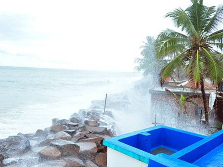 ಉಳ್ಳಾಲದಲ್ಲಿ ಹೆಚ್ಚಿದ ಉಬ್ಬರ, ಕಡಲ್ಕೊರೆತ ಭೀತಿ; ಆತಂಕದಲ್ಲಿ ಜನ