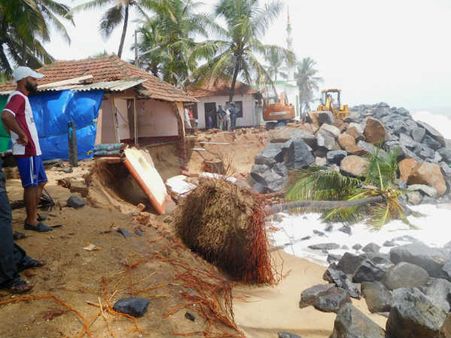 ಉಳ್ಳಾಲ: ತೀವ್ರಗೊಂಡ ಕಡಲ್ಕೊರೆತಕ್ಕೆ ಮನೆ ಸಮುದ್ರಪಾಲು