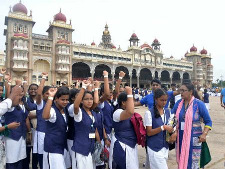 ಮೈಸೂರಿನಲ್ಲಿ ಗಿನ್ನಿಸ್ ದಾಖಲೆಗಾಗಿ ಯೋಗ: ಕುಸಿದು ಬಿದ್ದ 10 ಮಕ್ಕಳು