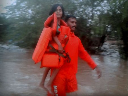 ಕೋಲ್ಕತ್ತಾ ರಸ್ತೆಯಲ್ಲಿ ಮನಕರಗುವ ದೃಶ್ಯ, ನೀರಿನ ಮಧ್ಯೆ ಅಸಹಾಯಕ ಮಹಿಳೆ