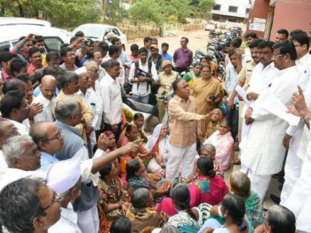 ವಿವಿಧ ಬೇಡಿಕೆಗೆ ಆಗ್ರಹಿಸಿ ಹುಬ್ಬಳ್ಳಿಯಲ್ಲಿ ನೇಕಾರರ ಪ್ರತಿಭಟನೆ