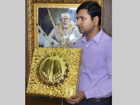 ಶಿರಡಿ ಸಾಯಿಬಾಬಾಗೆ 2 ಕೆ.ಜಿ. ತೂಕದ ಚಿನ್ನದ ಪಾದುಕೆ ನೀಡಿದ ಭಕ್ತೆ