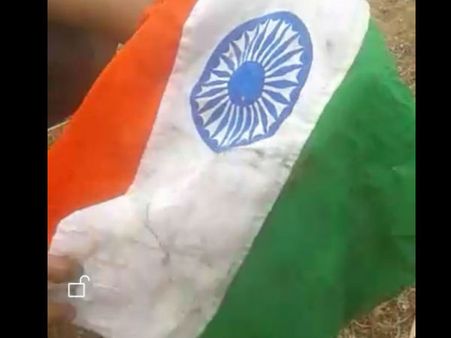 ರಾಷ್ಟ್ರಧ್ವಜದಲ್ಲಿ ಕಟ್ಟಿದ ವಾಮಾಚಾರದ ವಸ್ತುಗಳು ತಿಪಟೂರಲ್ಲಿ ಪತ್ತೆ