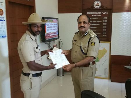 ಬಾಲಕನ ಕಾಲಿಗೆ ಪ್ರಥಮ ಚಿಕಿತ್ಸೆ ನೀಡಿದ ಪೊಲೀಸ್ ಪೇದೆಗೆ ಪುರಸ್ಕಾರ