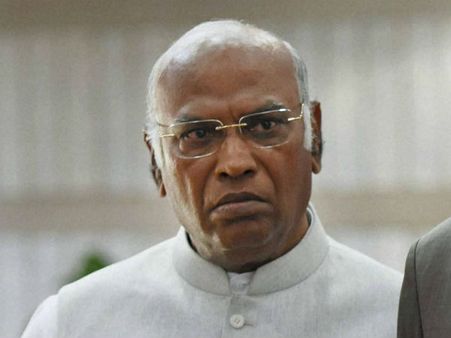 ಕುಚುಕು ಗೆಳೆಯನ ಸಾವಿನ ಸುದ್ದಿ ಕೇಳಿ ಬಿಕ್ಕಿ ಬಿಕ್ಕಿ ಅತ್ತ ಖರ್ಗೆ