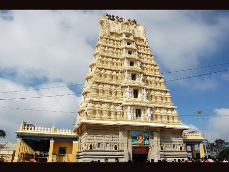 ಚಂದ್ರಗ್ರಹಣ ಪ್ರಯುಕ್ತ ಚಾಮುಂಡಿ ಬೆಟ್ಟದಲ್ಲಿ ವಿಶೇಷ ಪೂಜೆ