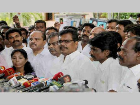 ತಮಿಳುನಾಡಿನಲ್ಲಿ ರೆಸಾರ್ಟ್ ರಾಜಕೀಯ: ಸಿಎಂ ಬದಲಾವಣೆಗೆ ಪಟ್ಟು