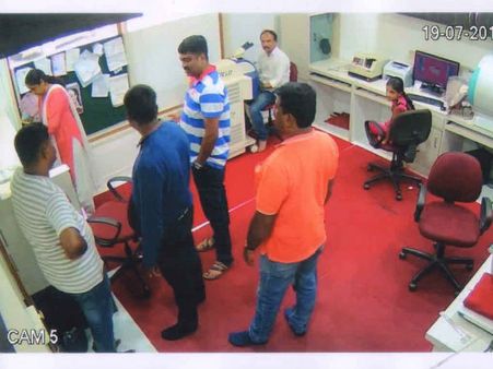 ಮಂಗಳೂರು : ಪೊಲೀಸರಿಂದ ಜ್ಯುವೆಲ್ಲರಿ ಶಾಪ್ ದರೋಡೆ!