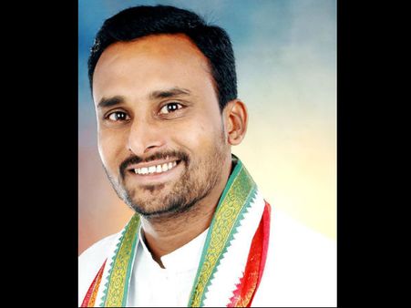 ಚಿಕ್ಕಮಗಳೂರು : ಬೈಕ್‌ಗೆ ಗುದ್ದಿದ ಶಾಸಕರ ಕಾರು, ಸವಾರನಿಗೆ ಗಾಯ