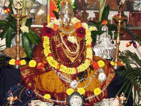 ವರಮಹಾಲಕ್ಷ್ಮಿ ಹಬ್ಬ: ಸುಲಭ, ಸುಂದರ ಅಲಂಕಾರ ಹೇಗೆ?