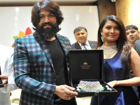 ಜಯನಗರದಲ್ಲಿ ನವರತನ್ ಜ್ಯುವೆಲ್ಲರ್ಸ್ ಉದ್ಘಾಟಿಸಿದ ಯಶ್ ದಂಪತಿ