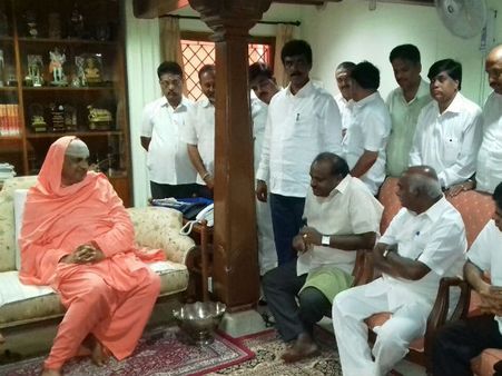 ವಿಶ್ವನಾಥ್ ಜೊತೆ ಸುತ್ತೂರು ಶ್ರೀಗಳನ್ನು ಭೇಟಿಯಾದ ಹೆಚ್ಡಿಕೆ