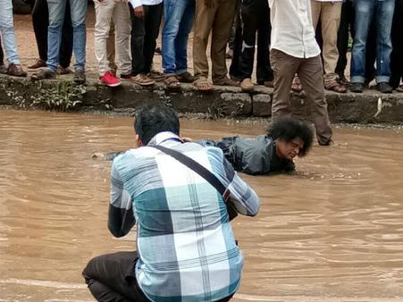 ರಸ್ತೆ ದುರಸ್ಥಿಗಾಗಿ ರಸ್ತೆ ಹೊಂಡದಲ್ಲಿ ಈಜಿ ಪ್ರತಿಭಟನೆ
