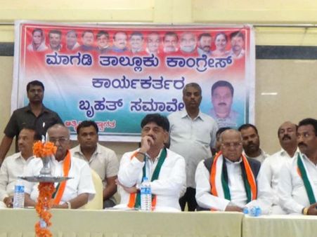 ಬಾಲಕೃಷ್ಣಗೆ ಟಿಕೆಟ್ ಬೇಡ, ಡಿಕೆಶಿ ಮುಂದೆಯೇ ಜಟಾಪಟಿ