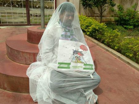 ಸೊಳ್ಳೆ ನಿಯಂತ್ರಿಸಲು ಮಂಡ್ಯದ ಗೌಡರ ವಿನೂತನ ಪ್ರತಿಭಟನೆ