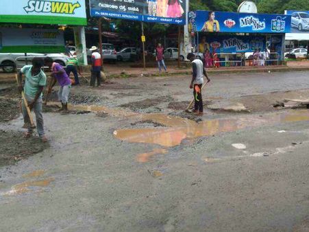 ವಿಶಿಷ್ಟ ಪ್ರತಿಭಟನೆ ಬಳಿಕ ಮಣಿಪಾಲ್ ರಸ್ತೆ ಹೊಂಡಕ್ಕೆ ಮುಕ್ತಿ