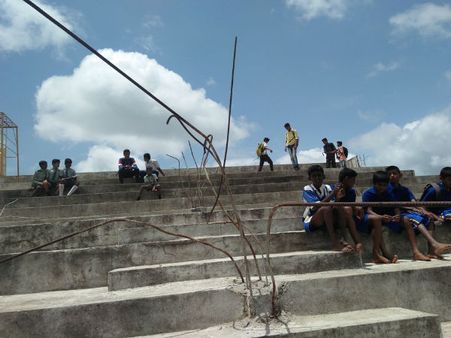 ಪಿರಿಯಾಪಟ್ಟಣ ಕ್ರೀಡಾಂಗಣವೀಗ ಕುರಿ, ದನಗಳಿಗೆ ಹುಲ್ಲುಗಾವಲು!