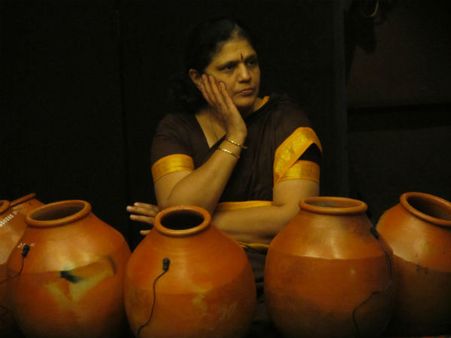 ಆರು ಘಟ ಒಟ್ಟಿಗೆ ನುಡಿಸುವ ಸುಕನ್ಯಾ ರಾಂಗೋಪಾಲ್