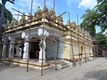 ದಸರೆಗೆ ಸಜ್ಜಾಗುತ್ತಿರುವ ಅರಮನೆ ನಗರಿಯಲ್ಲಿ ದೇಗುಲಗಳಿಗೆ ಸುಣ್ಣ-ಬಣ್ಣ