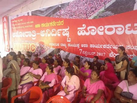 ಭಾರಿ ಮಳೆಯ ಮಧ್ಯೆ ಮುಂದುವರಿದ ಆಶಾ ಕಾರ್ಯಕರ್ತರ ಧರಣಿ