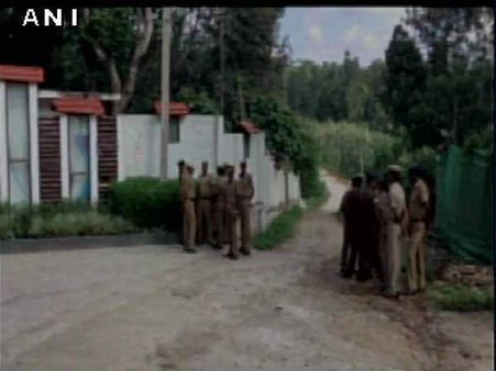 ದಿನಕರನ್ ಶಾಸಕರು ತಂಗಿದ್ದ ಕೂರ್ಗ್ ರೆಸಾರ್ಟ್ ಮೇಲೆ ಪೊಲೀಸ್ ದಾಳಿ