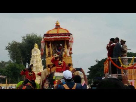 ಬನ್ನಿ ಮಂಟಪದ ಕಡೆಗೆ ಕತ್ತಲಲ್ಲೇ ಹೆಜ್ಜೆ ಹಾಕುತ್ತಿರುವ ಅಂಬಾರಿ ಹೊತ್ತ ಅರ್ಜುನ