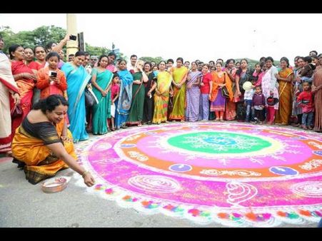 ಚಿತ್ತಾರದ ರಂಗೋಲಿಯೊಂದಿಗೆ ಮಹಿಳಾ ದಸರೆಗೆ ಉಮಾಶ್ರೀ ಚಾಲನೆ