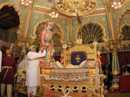 ಮಹಾರಾಜರ ಖಾಸಗಿ ದರ್ಬಾರಿನಲ್ಲಿ ಏನು ನಡೆಯುತ್ತೆ?