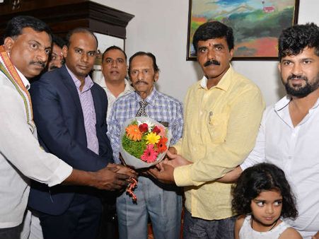 ದಸರಾ ಉದ್ಘಾಟನೆಗಾಗಿ ಮೈಸೂರಿಗೆ ಆಗಮಿಸಿದ ನಿಸಾರ್ ಅಹ್ಮದ್