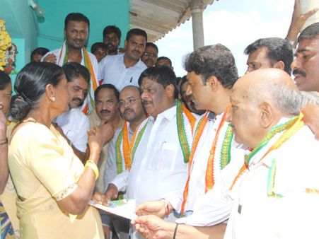 ಮೈಸೂರಲ್ಲಿ 'ಮನೆಮನೆಗೆ ಕಾಂಗ್ರೆಸ್' ಕಾರ್ಯಕ್ರಮಕ್ಕೆ ಚಾಲನೆ