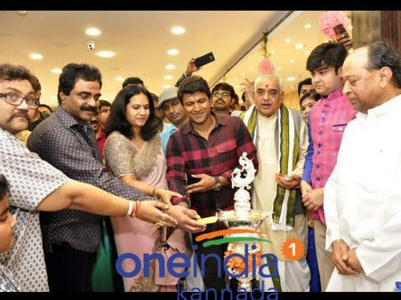 ನವರತನ್ ಜ್ಯುವೆಲ್ಲರ್ಸ್ ಶೋರೂಂ ಉದ್ಘಾಟಿಸಿದ ಪುನೀತ್