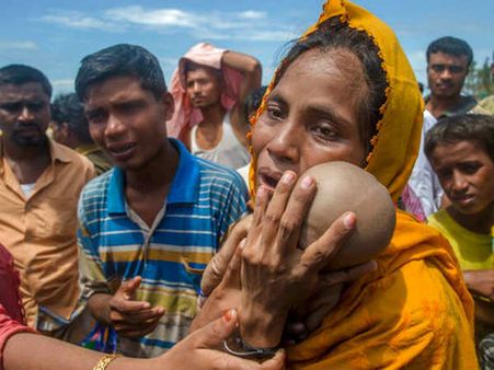 ನಿರ್ಜೀವ ಕಂದನಿಗೆ ಲಾಲಿ ಹಾಡುತ್ತಿರುವ ರೊಹಿಂಗ್ಯಾ ತಾಯಿ ಈಕೆ!