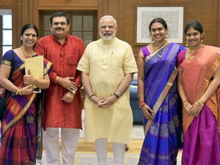 ವಿಡಿಯೋ: ಮೋದಿ ಮುಂದೆ ಎಂಎಸ್ಎಸ್ ಮರಿ ಮೊಮ್ಮಕ್ಕಳ ಗಾಯನ