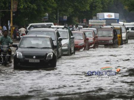 ನೆಲಮಂಗಲ: ಮಳೆಗೆ ಒಡೆಯಿತು ಭಿನ್ನಮಂಗಲ ಕೆರೆ; ರಸ್ತೆಗಳಲ್ಲೆಲ್ಲಾ ನೀರು