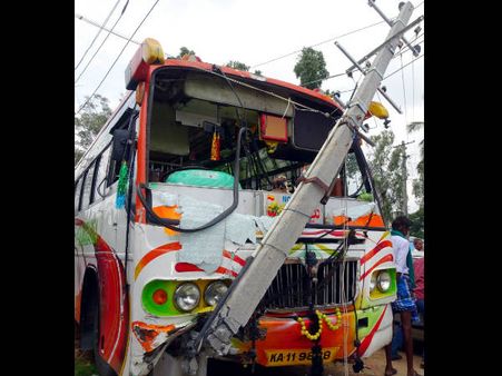 ಲೈಟ್ ಕಂಬಕ್ಕೆ ಗುದ್ದಿದ ಬಸ್, ಕೂದಲೆಳೆ ಅಂತರದಲ್ಲಿ ತಪ್ಪಿದ ದುರಂತ