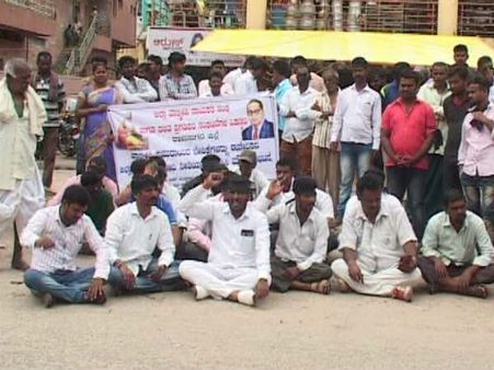 ರಾಮನಗರದಲ್ಲಿ ವಾಲ್ಮೀಕಿ ಮುಖಂಡರ ಪ್ರತಿಭಟನೆ, ಕುರ್ಚಿಗಳು ಖಾಲಿ