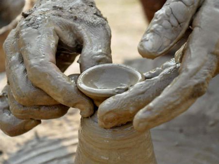 ಹಣತೆ ತಯಾರಿಸುವ ಕುಂಬಾರ ಬದುಕಲ್ಲಿ ಬರಲಿಲ್ಲ ದೀಪಾವಳಿ!