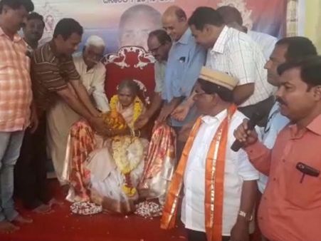 ಬಾಗಲಕೋಟೆ: 92 ರ ತಾಯಿಗೆ ತುಲಾಭಾರ ಮಾಡಿ ಆದರ್ಶ ಮೆರೆದ ಮಕ್ಕಳು