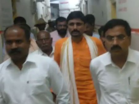 ಅಂದೋಲಾ ಮಠದ ಸ್ವಾಮೀಜಿ ಬಂಧನ, ಕಲ್ಲು ತೂರಾಟ, ಪೊಲೀಸರಿಗೆ ಗಾಯ