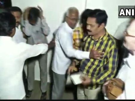 ವಿದ್ಯಾರ್ಥಿಗಳಿಗೆ ಲೈಂಗಿಕ ಕಿರುಕುಳ ನೀಡಿದ ಶಿಕ್ಷಕನಿಗೆ ಗೂಸಾ