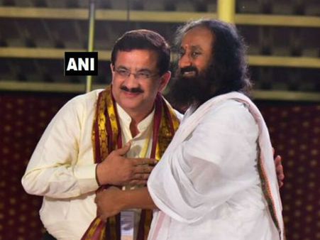 ರಾಮ ಮಂದಿರ ಬಿಕ್ಕಟ್ಟು: ರವಿಶಂಕರ್-ಶಿಯಾ ವಕ್ಫ್ ಮಂಡಳಿ ಮುಖ್ಯಸ್ಥ ಭೇಟಿ