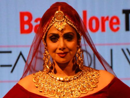 ಬೆಂಗಳೂರು: ಕೆಂಬಣ್ಣದ ಉಡುಗೆಯಲ್ಲಿ ಶ್ರೀದೇವಿ ಕ್ಯಾಟ್ ವಾಕ್