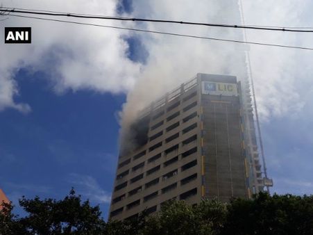 ವಿಡಿಯೋ: ಕೋಲ್ಕತಾದಲ್ಲಿ ಎಲ್ ಐಸಿ ಕಟ್ಟಡದಲ್ಲಿ ಬೆಂಕಿ ಆಕಸ್ಮಿಕ
