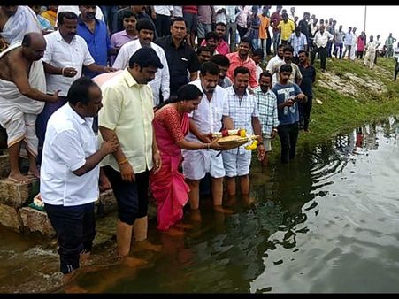 ಬಿಡದಿಯ ನಲ್ಲಿಗುಡ್ಡೆ ಕೆರೆಗೆ ಮುತ್ತಪ್ಪ ರೈ ದಂಪತಿ ಬಾಗಿನ ಅರ್ಪಣೆ