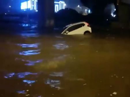 ಮುಳುಗುತ್ತಿದ್ದ ಮಹಿಳೆಯ ರಕ್ಷಣೆ ಮಾಡಿದ ವಿಡಿಯೋ ವೈರಲ್