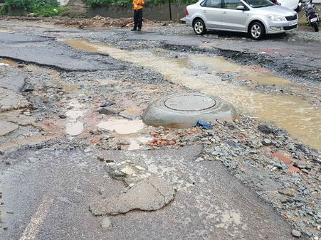 ಎಚ್ಎಸ್ಆರ್ ಬಡಾವಣೆಯ ರಸ್ತೆಯ ಮೇಲೆ ಜನರ ಕಣ್ಣೀರ ಕಾಲುವೆ