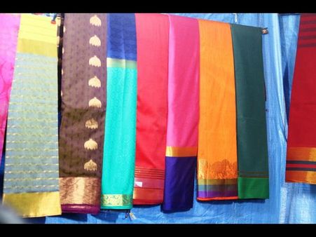 ಧರ್ಮಸ್ಥಳದಲ್ಲಿ ಅಂದಗಾತಿಯರ ಅಂದ ಹೆಚ್ಚಿಸುವ ಕೈಮಗ್ಗ ಸೀರೆಗಳು